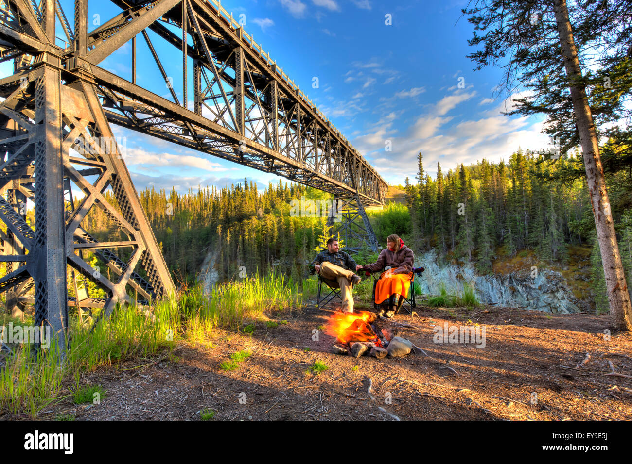 Alaska, junges Paar, Hdr, Kuskulana-River-Brücke Stockfoto