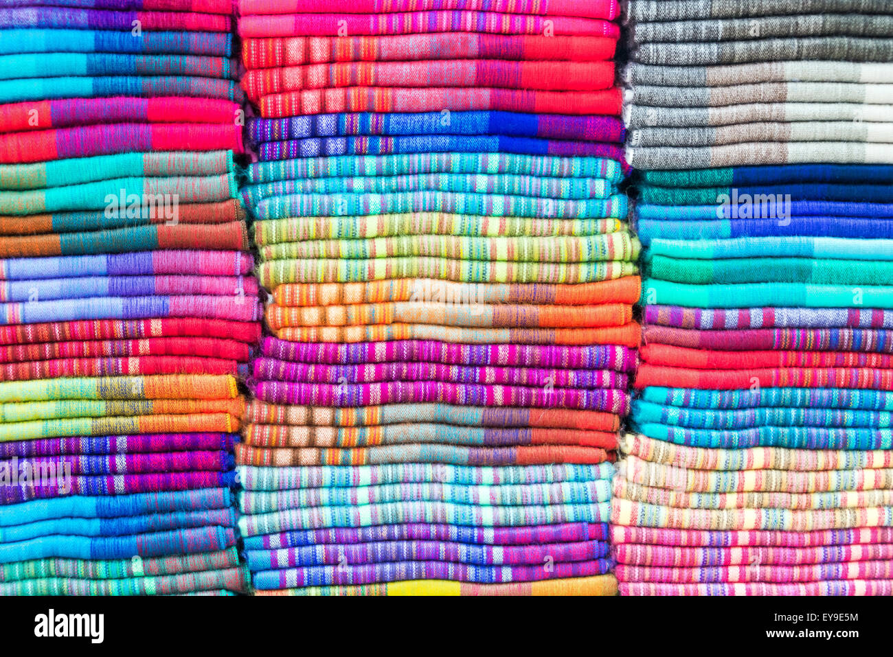 Weiche bunte Decken aus Alpaka-Wolle in den berühmten Markt von Otavalo, Ecuador gemacht Stockfoto