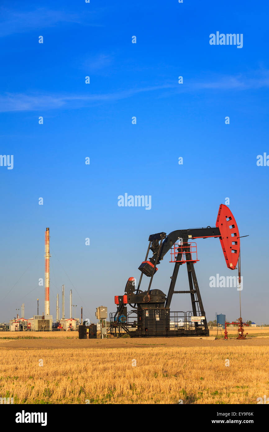 Ölquelle Bohrschwengels von Bakken Ölfeld mit Erdgas-Anlage in der Nähe von Glen Ewen; Saskatchewan, Kanada Stockfoto
