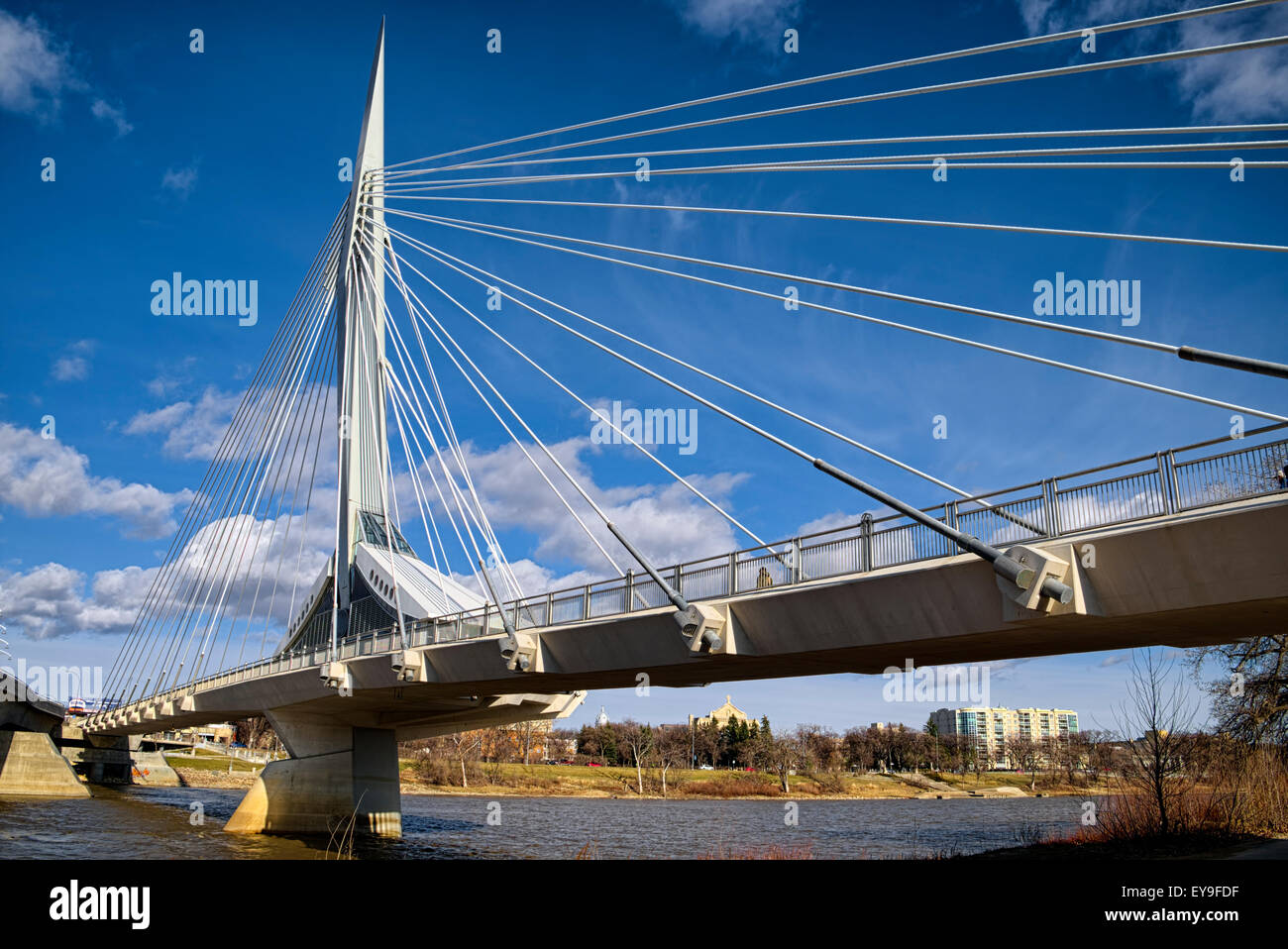 Eine Fußgängerbrücke. Die Gabeln, Winnipeg, Manitoba, Kanada Stockfoto