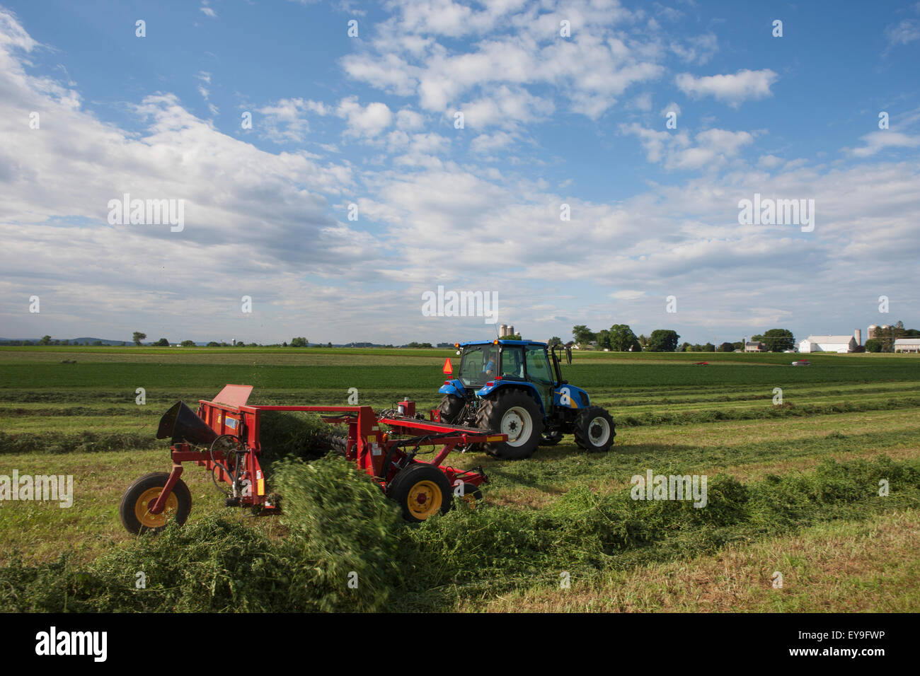 New Holland t5040 mit H5430 Miete Fusion; Neues Holland, Pennsylvania, Vereinigte Staaten von Amerika Stockfoto