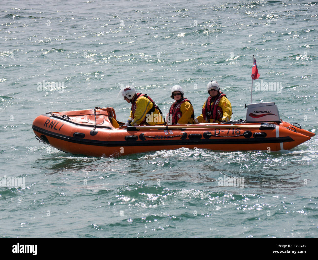 RNLI Rettungsschwimmer in eine Rigid Inflatable Boat Stockfoto