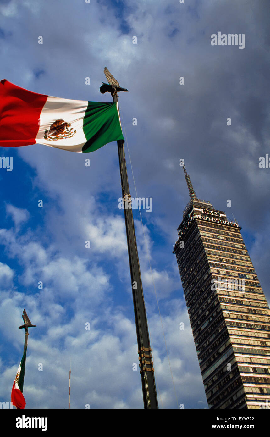 Mexikanische Flagge außen Latino Turm Stockfoto