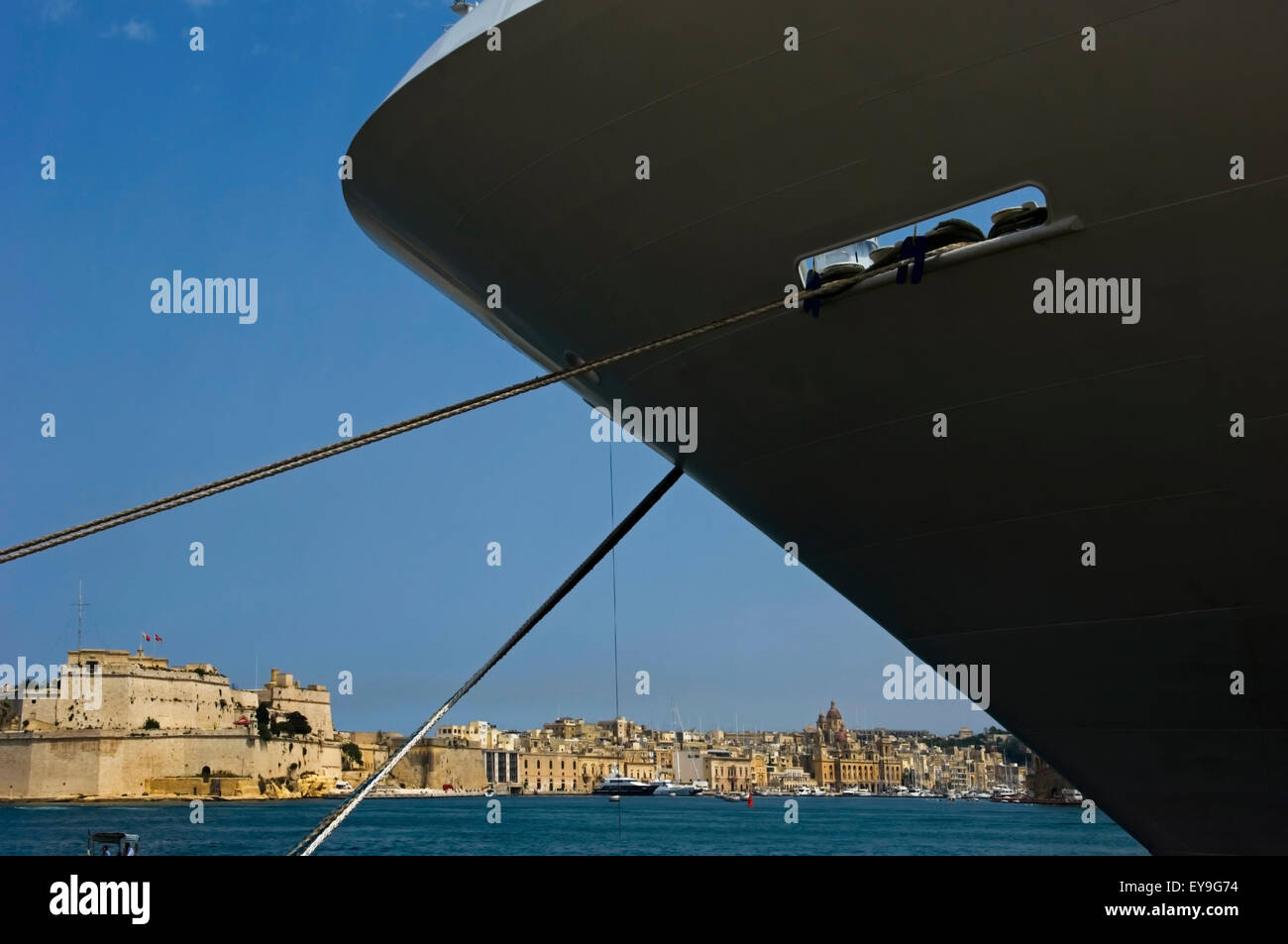 Schiffsbug vertäut im Grand Harbour Cruise Stockfoto