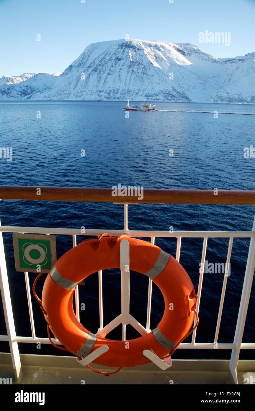 Blick auf schneebedeckte Berge vom Schiff Stockfoto