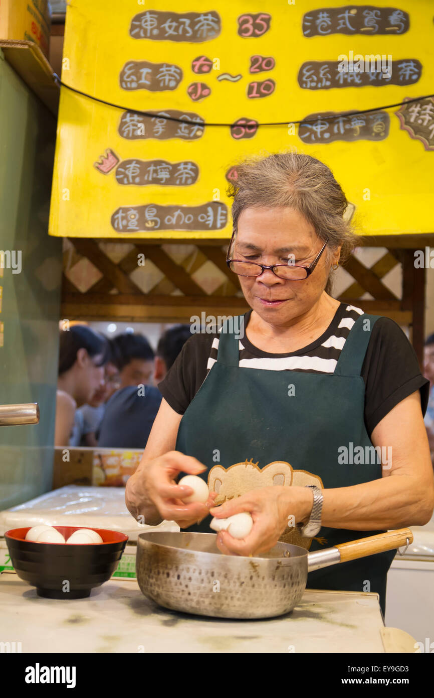 Frau peeling Eiern auf dem Nachtmarkt; Hualien, Taiwan Stockfoto