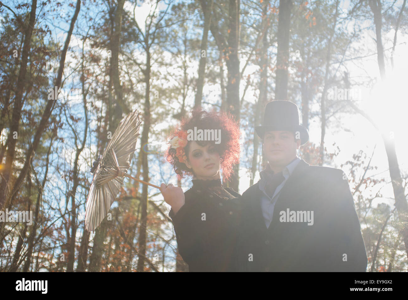 Paar gekleidet in gotischen Design für ihr Engagement Porträt; Pittsboro, North Carolina, USA Stockfoto