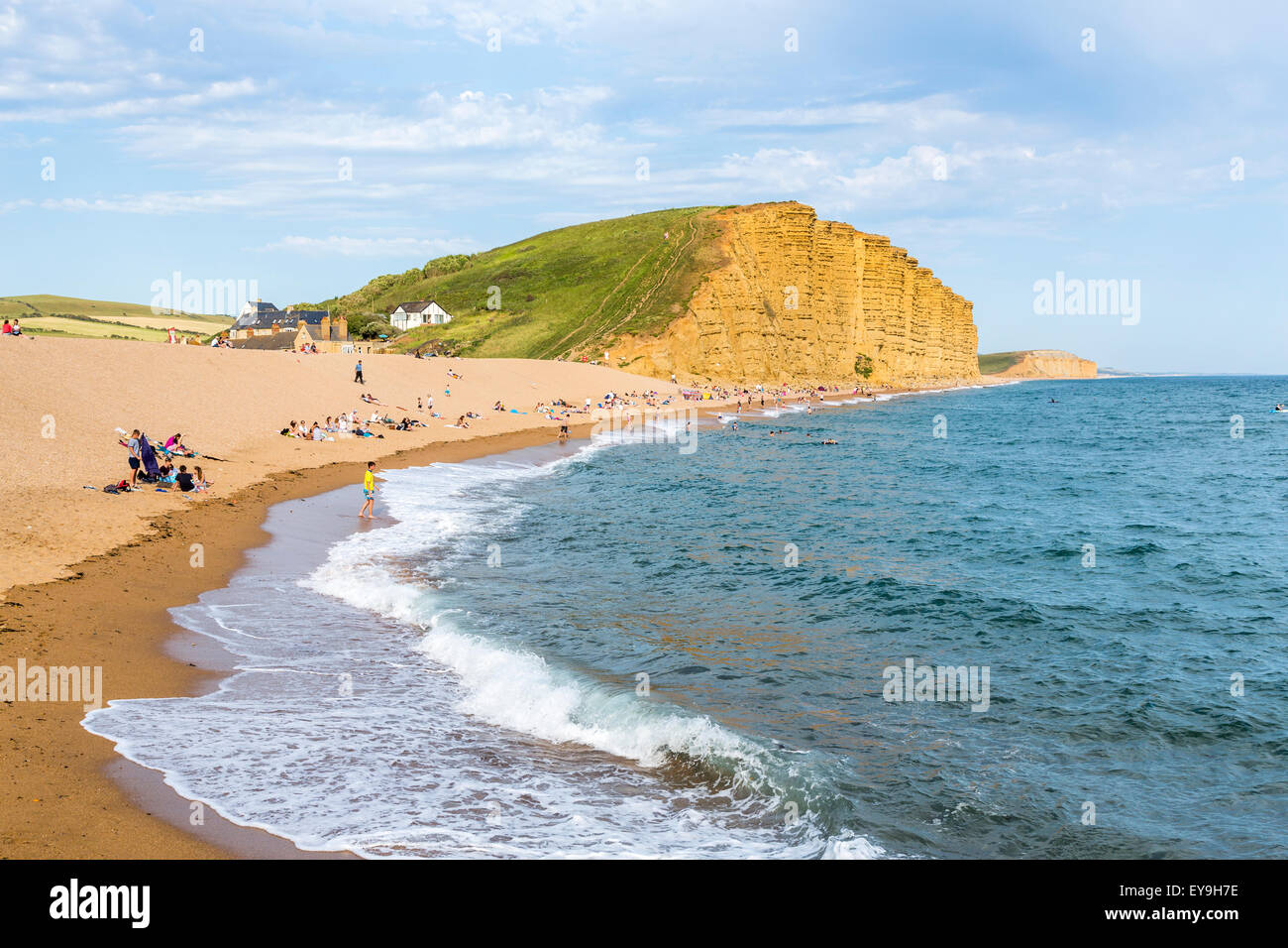 Sandy Beach und großen goldenen gelben Klippen in West Bay auf der Jurassic Coast, Dorset, Südwest-England, im Sommer Stockfoto