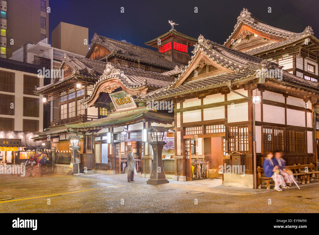 MATSUYAMA, JAPAN - 3. Dezember 2012: Touristen am Badehaus Dogo Onsen. Es ist eines der ältesten Badehäuser im Land. Stockfoto