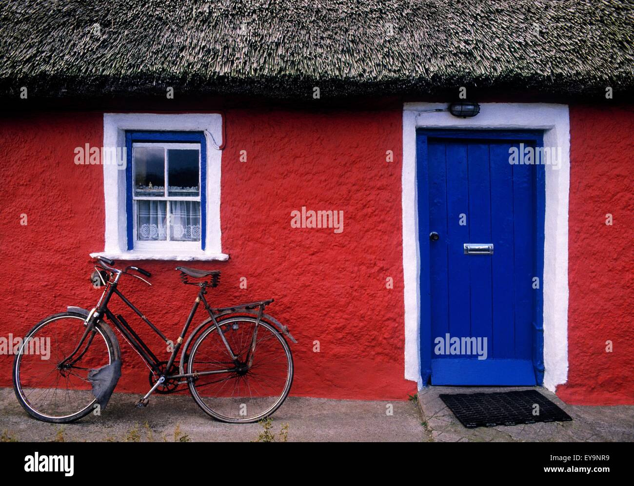 Askeaton, Co Limerick, Irland, Fahrrad vor einem Haus Stockfoto