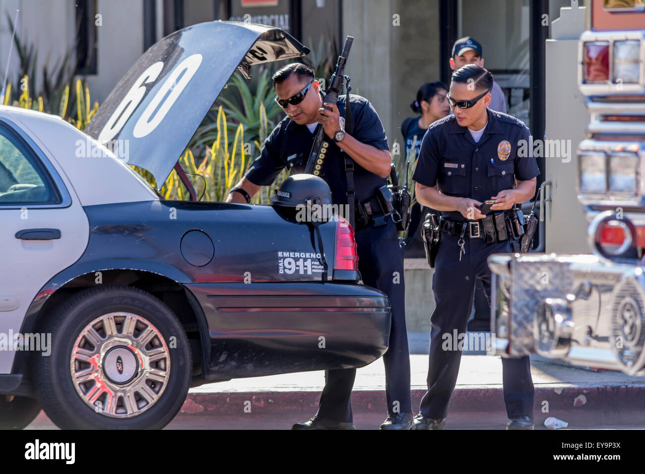 Los Angeles, Kalifornien, USA. 24. Juli 2015. Polizei von Los Angeles in Szene der Offizier beteiligt, schießen, dass linke verdächtigen tot. Bildnachweis: Chester Brown/Alamy Live-Nachrichten Stockfoto