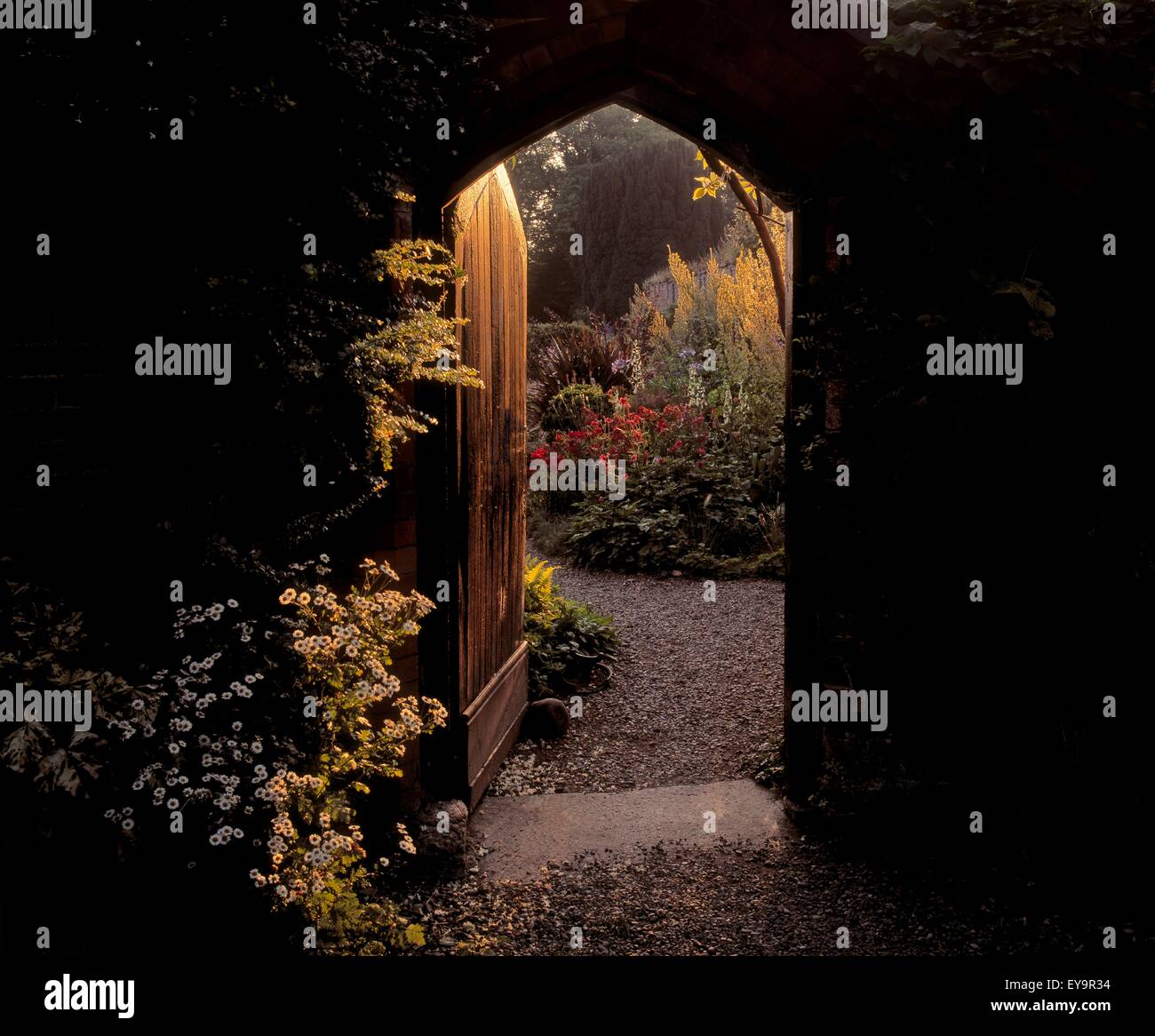 Beaulieu Haus & Gärten, Co Louth, Irland, krautigen Grenze und Tor zu den ummauerten Garten Stockfoto