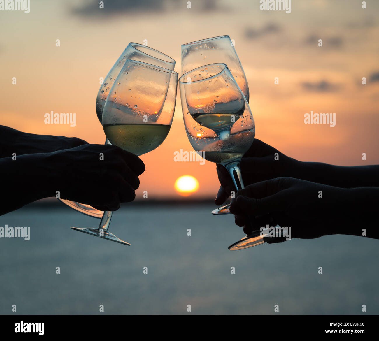 Genießen ein Glas Wein mit Freunden am Ende des Tages in der Abendsonne Stockfoto