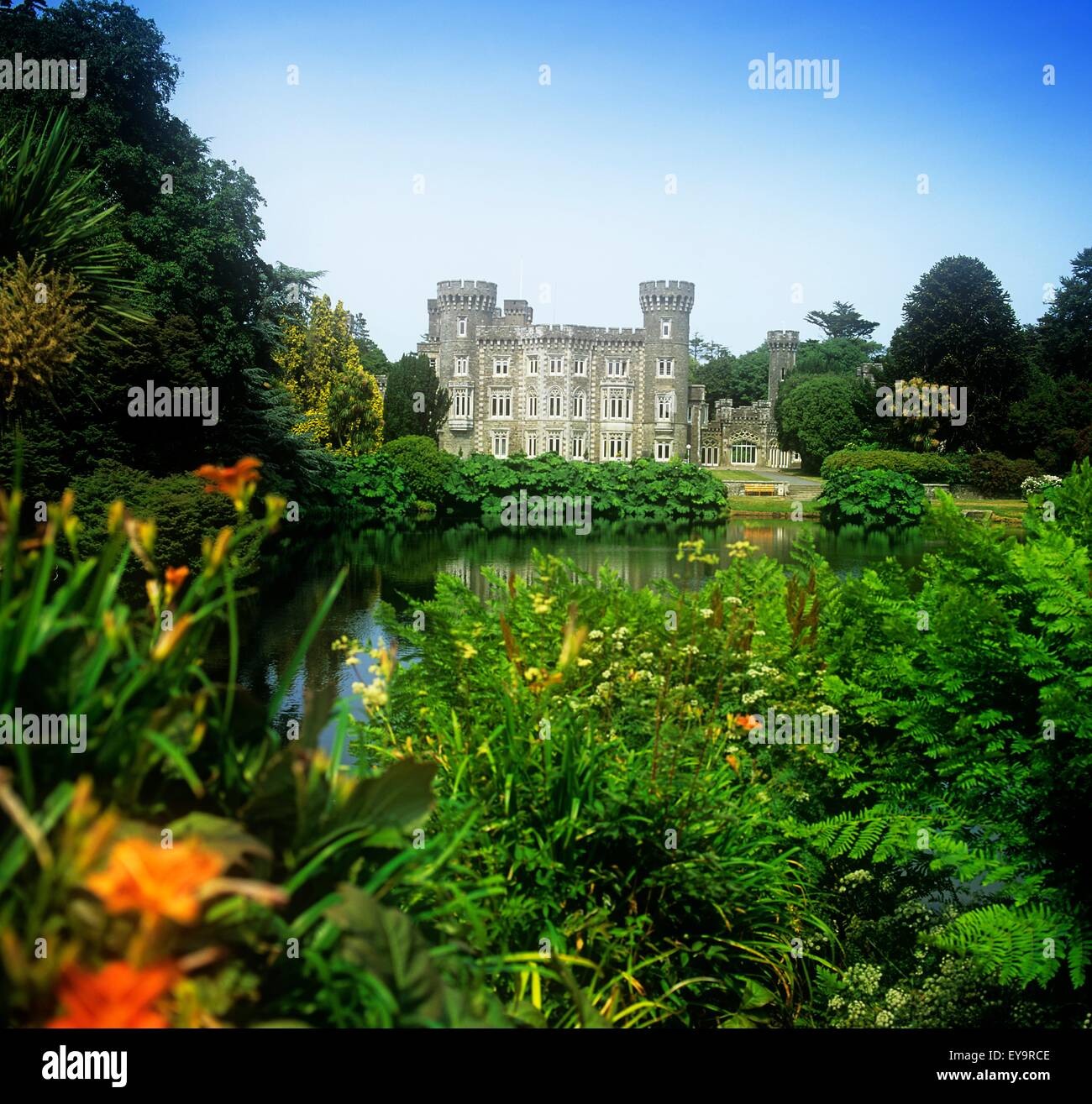 Bauwerk In einem Garten, Johnstown Castle, Johnstown, County Wexford, Irland Stockfoto