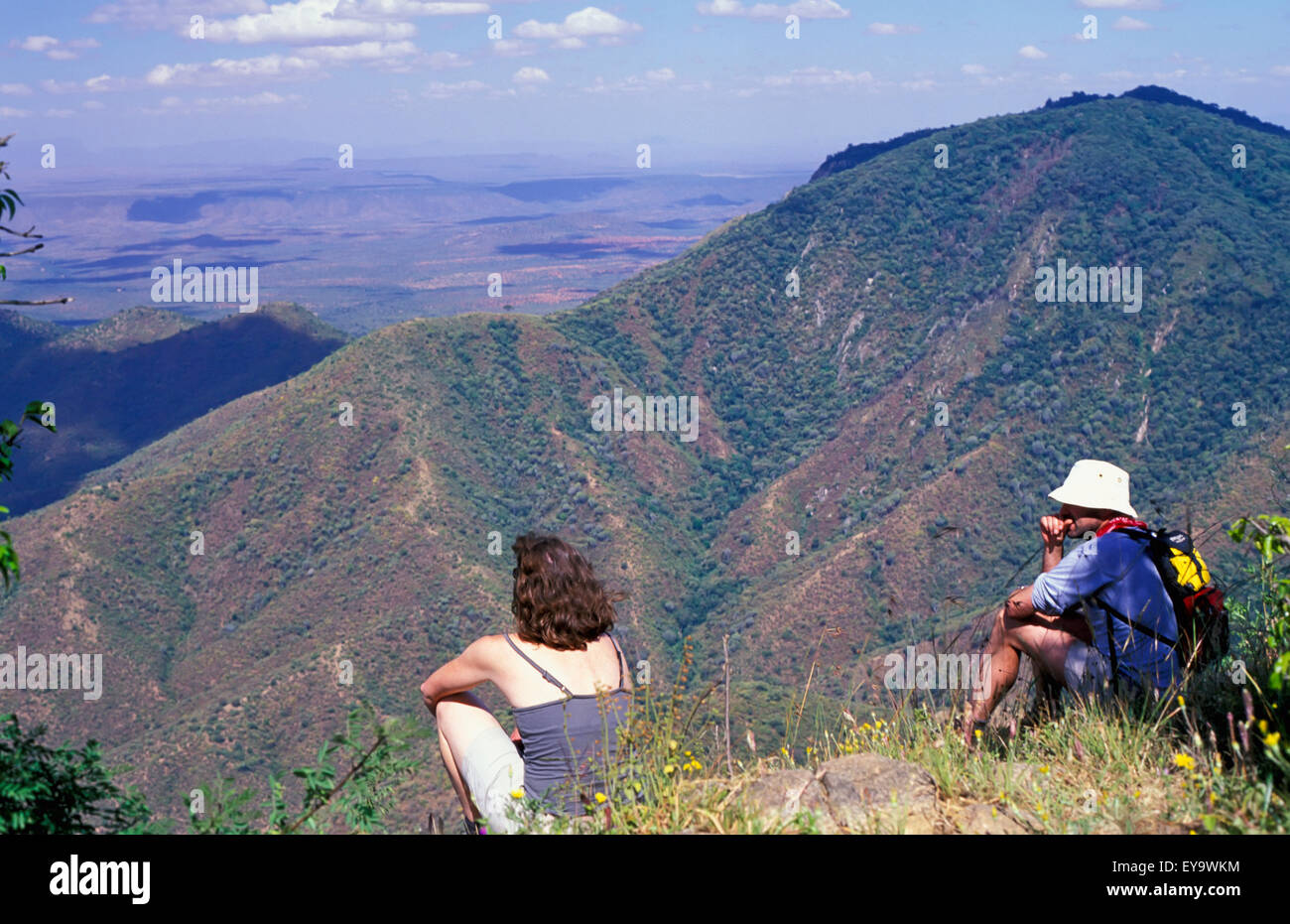 Wanderer, die sitzen am Rand der Böschung mit Blick auf Samburuland Stockfoto