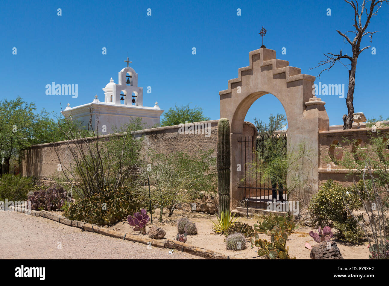Der Friedhof an der historischen spanischen Mission San Xavier del Bac in der Nähe von Tucson, Arizona, USA. Stockfoto