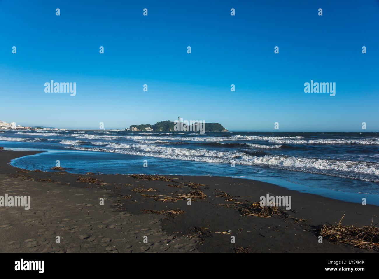 Insel Enoshima vom Kugenuma Strand, Stadt Fujisawa, Präfektur Kanagawa, Japan Stockfoto