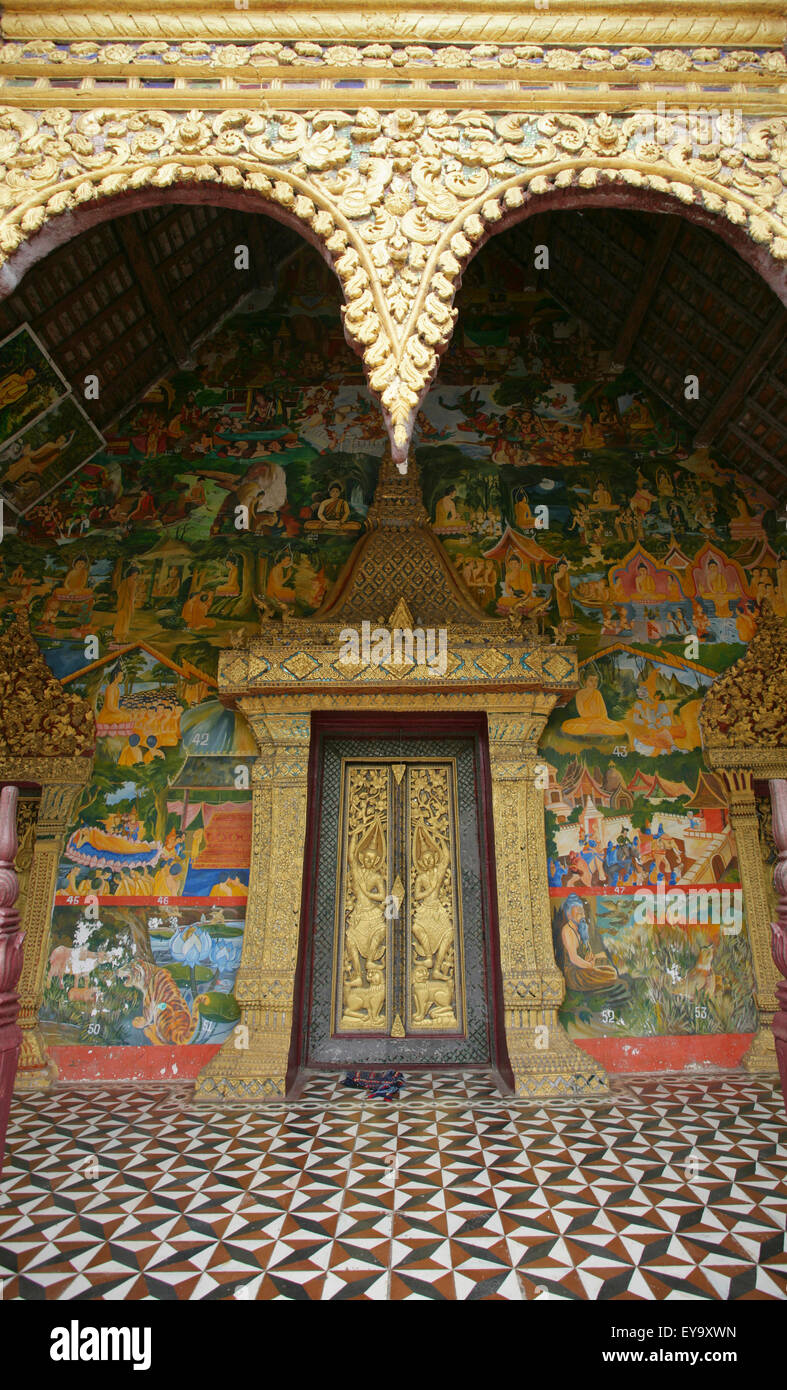 Eingang der reich verzierte vergoldete Wat Stockfoto