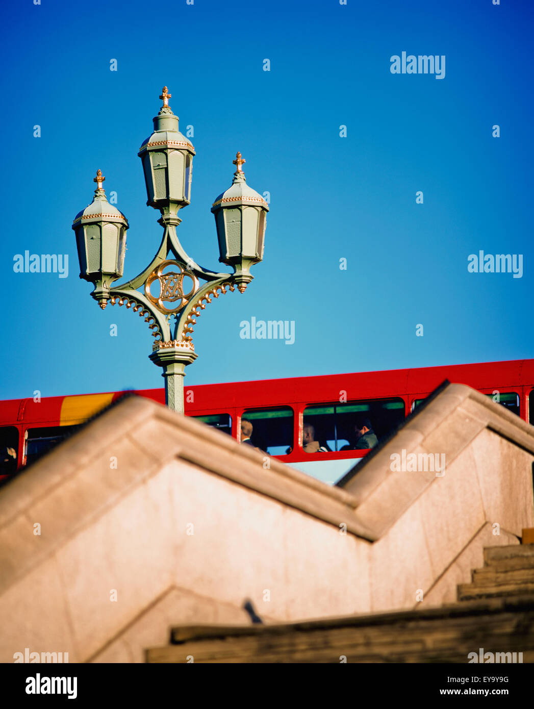 Double Decker Bus vorbei Laternenpfahl Stockfoto
