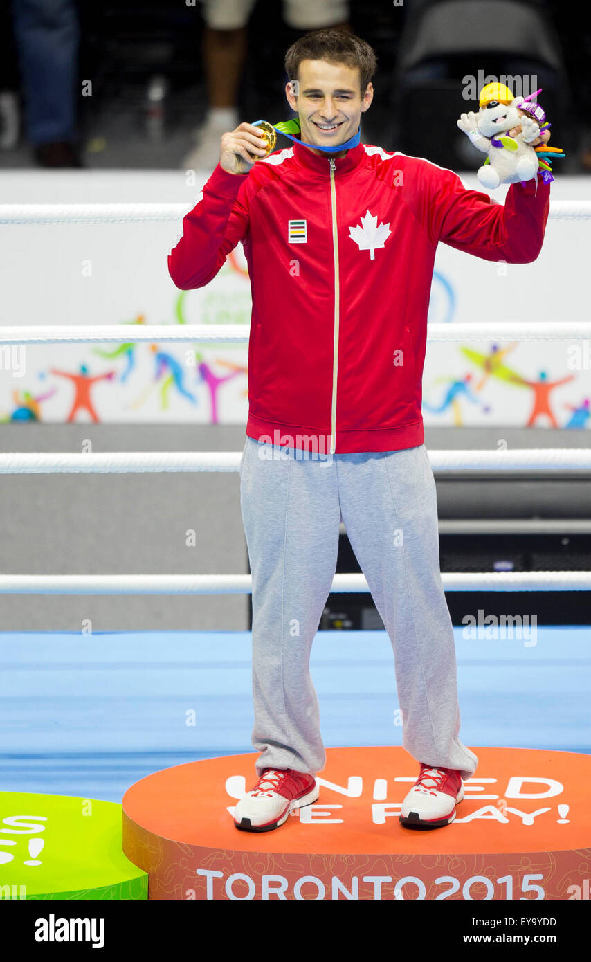 Toronto, Kanada. 24. Juli 2015. Goldmedaillen-Gewinner Arthur Biyarslanov von Kanada posiert für Fotos während der Preisverleihung die Männer 64kg Fianl entsprechen den Box-Event bei den 17. Pan American Games in Toronto, Kanada, 24. Juli 2015. Arthur Biyarslanov Yasnier Toledo von Kuba 2: 1 besiegte und holte sich den Titel. © Zou Zheng/Xinhua/Alamy Live-Nachrichten Stockfoto