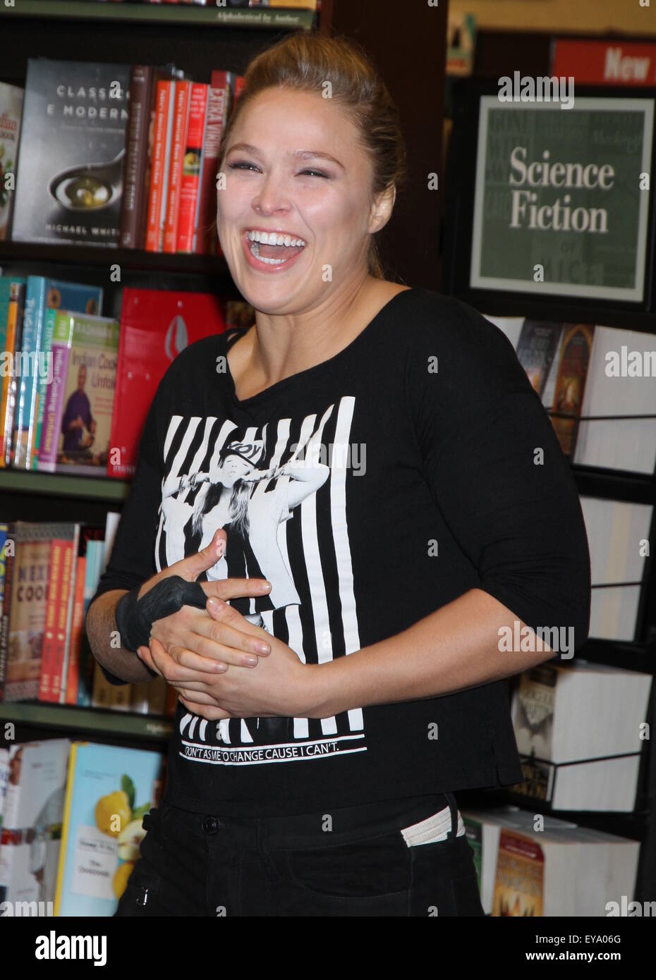 UFC-Champion Rhonda Rousey singt Kopien von ihrem inspirierenden neuen Buch "Mein Kampf / Your Fight" Featuring: Rhonda Rousey wo: Las Vegas, Nevada, USA bei: 23. Mai 2015 Stockfoto
