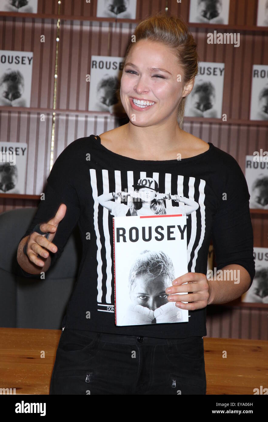 UFC-Champion Rhonda Rousey singt Kopien von ihrem inspirierenden neuen Buch "Mein Kampf / Your Fight" Featuring: Rhonda Rousey wo: Las Vegas, Nevada, USA bei: 23. Mai 2015 Stockfoto