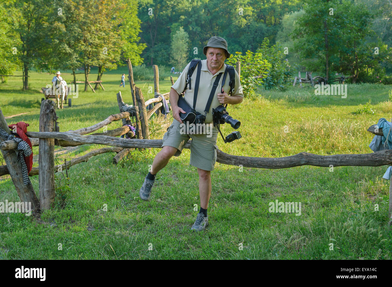 Müde Reifen Fotograf nach Hause zu gehen nach Outdoor-Foto-session Stockfoto