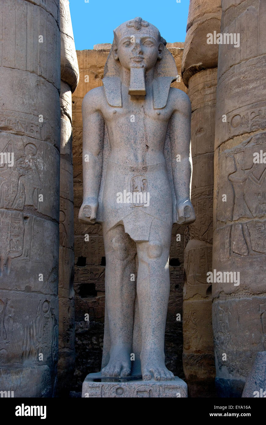Luxor, Ägypten. Tempel von Luxor (Ipet Resyt): große Statue des Königs Ramses II (1303-1212 v. Chr.) Stockfoto