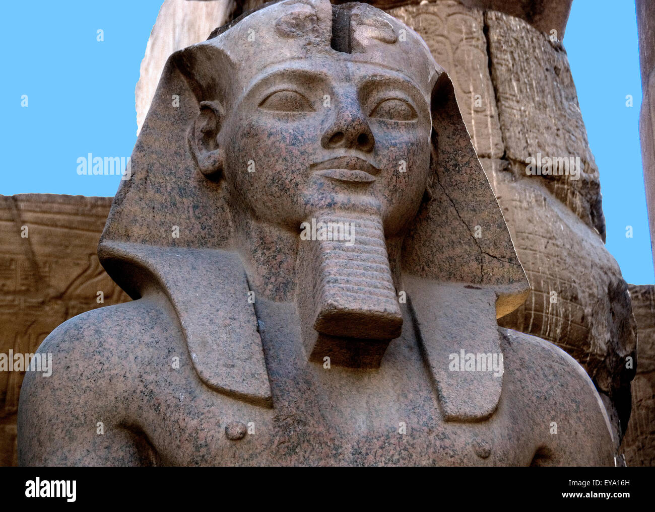 Luxor, Ägypten. Tempel von Luxor (Ipet Resyt): eine Nahaufnahme einer großen Statue des Königs Ramses II (1303-1212 v. Chr.) Stockfoto