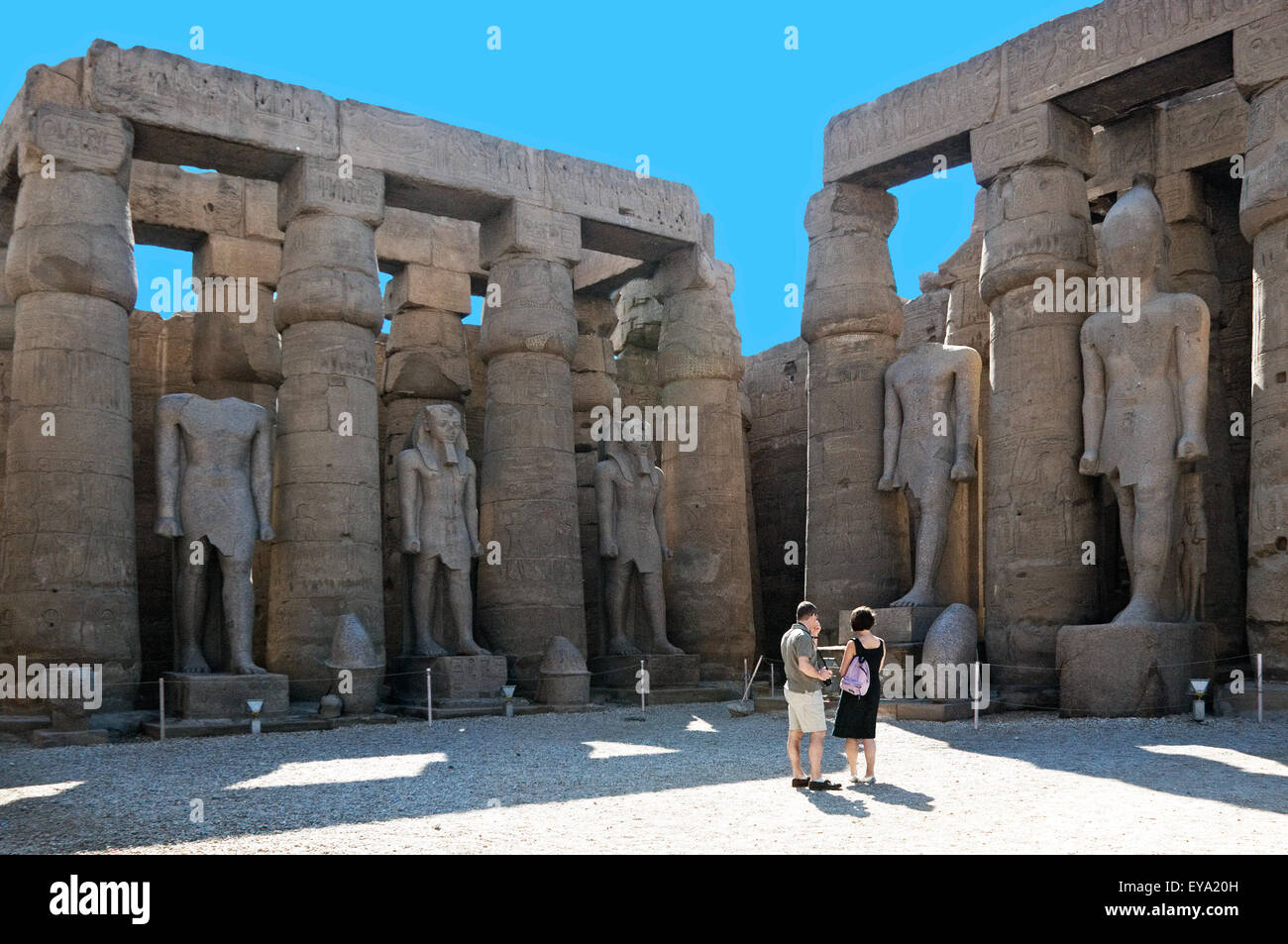 Luxor, Ägypten. Tempel von Luxor (Ipet Resyt): drei Statuten des Königs Ramses II im ersten Hof. Stockfoto