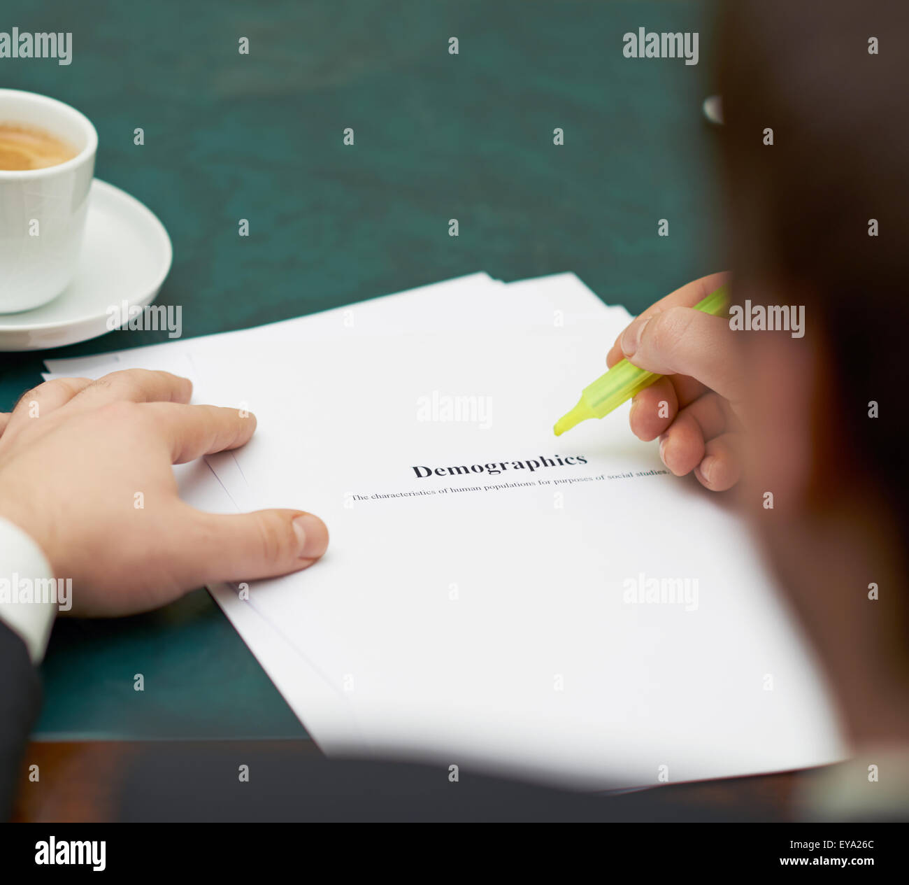 Markieren von Wörtern in einer Demographie-definition Stockfoto