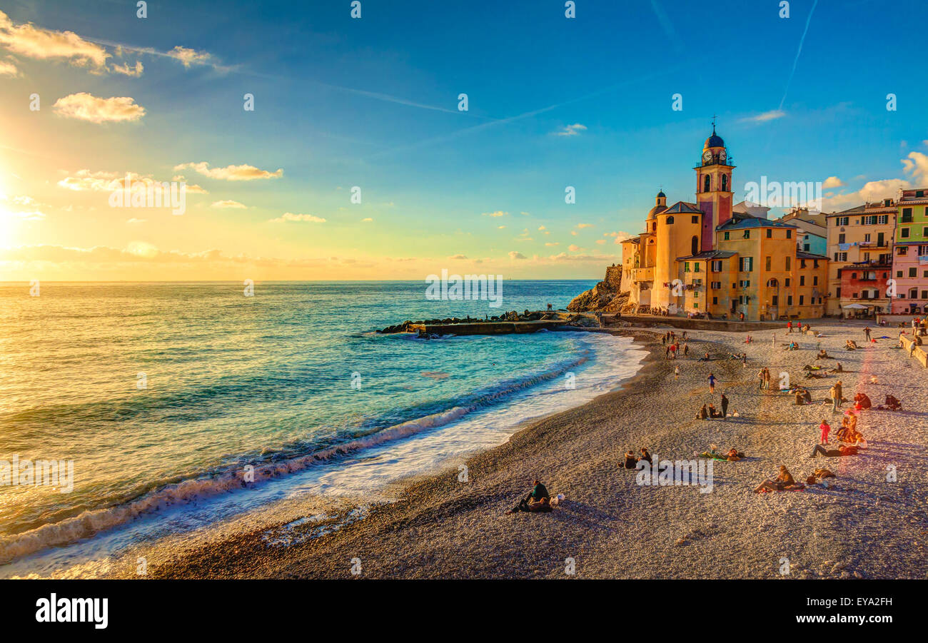 Kirche am Strand im Sonnenuntergang Stockfoto