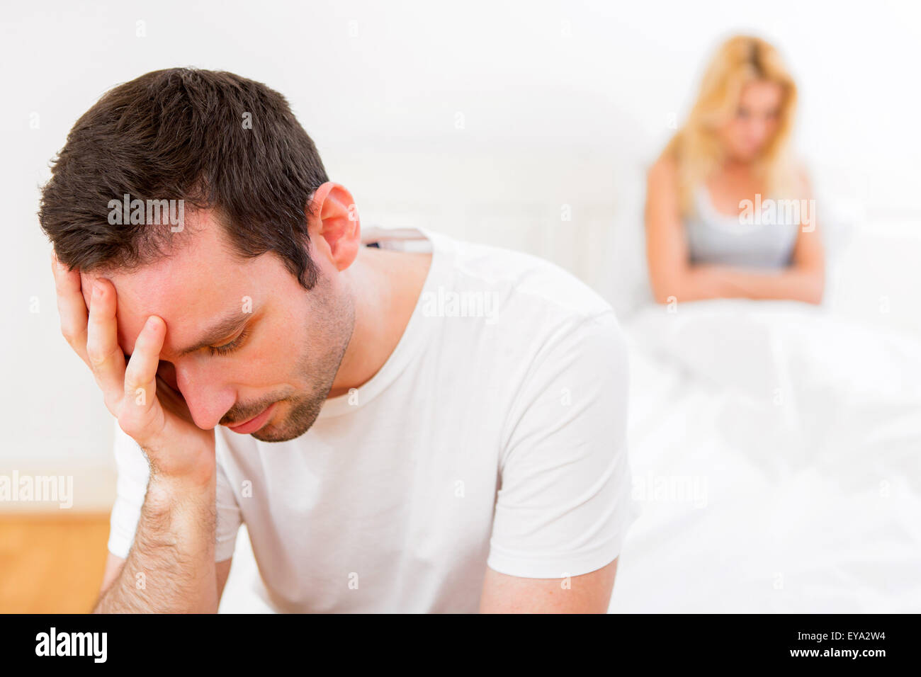 Blick auf ein junges attraktives Paar mit einem argumentieren im Bett Stockfoto