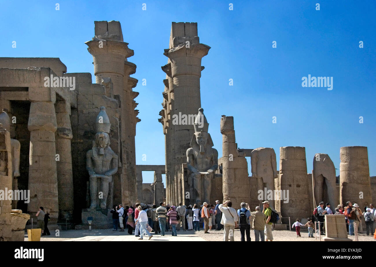 Luxor, Ägypten. Tempel von Luxor (Ipet Resyt): der Innenhof und der Kolonnade des Königs Amenophis III Stockfoto