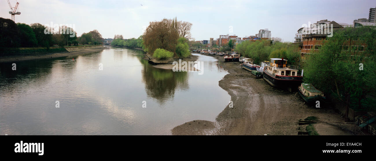 Blick auf die Themse auf der Suche nach Westen von Kew Bridge, Kew, West-London, England, Vereinigtes Königreich Stockfoto