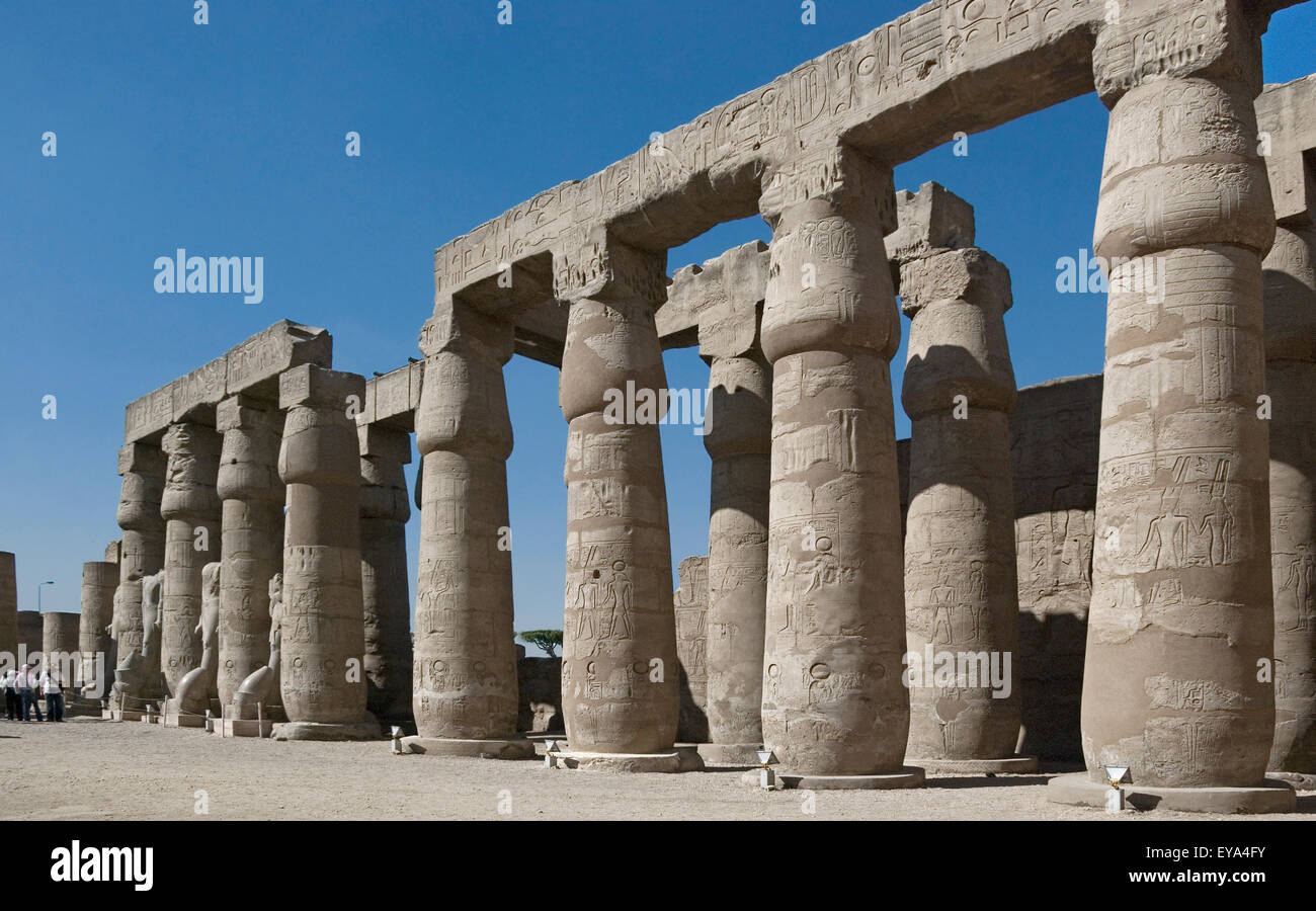 Luxor, Ägypten. Tempel von Luxor (Ipet Resyt): eine Kolonnade im Innenhof. Stockfoto