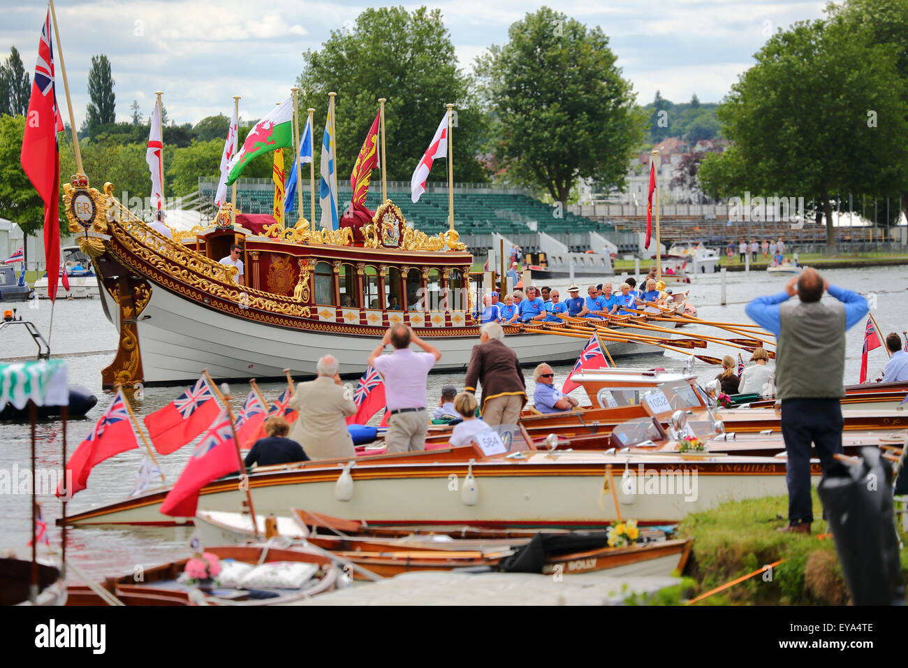 Das Royal Barge Gloriana auf der Themse in Henley, wo klassische Boote auf der Henley traditionellen Boot Festival 2015 versammelt Stockfoto