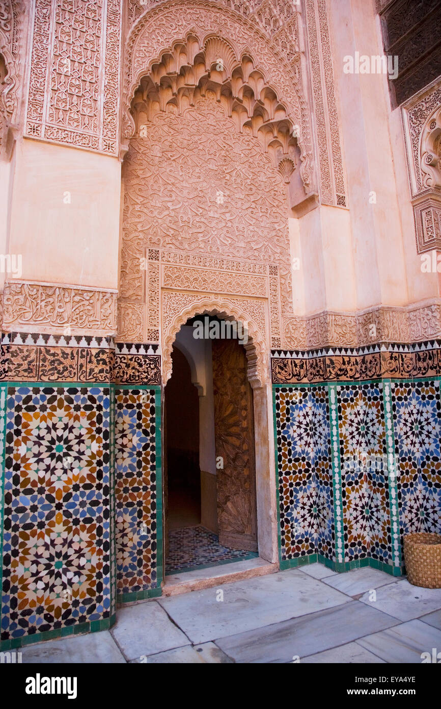 Kunstvollen Stuckarbeiten und Fliesen In Medersa Ben Youseff, Marrakesch, Marokko Stockfoto