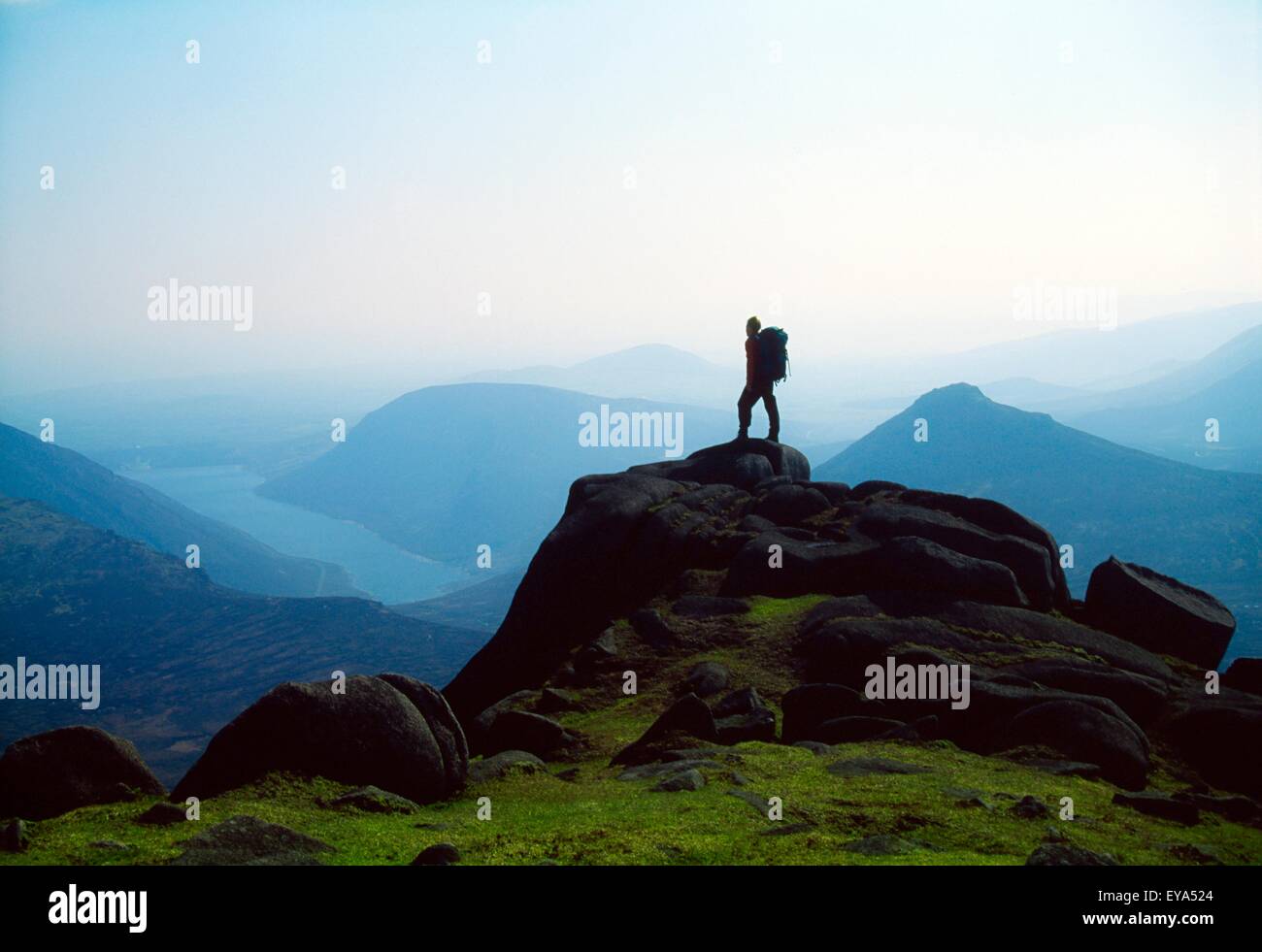 Slieve Bearnagh, Berge von Mourne, County Down, Irland; Wanderer auf dem Gipfel des Berges Stockfoto