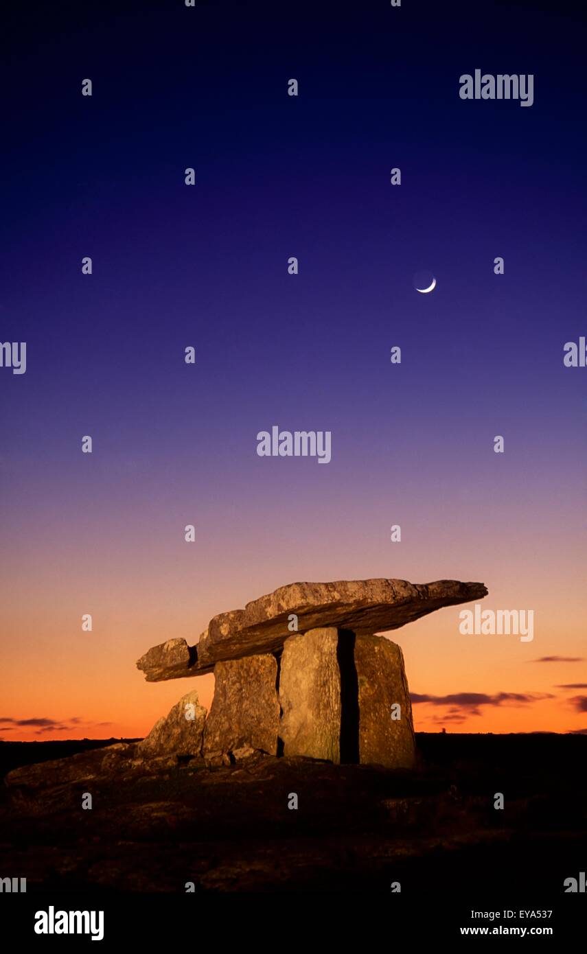 Der Burren, County Clare, Irland; Poulnabrone Dolmen Stockfoto