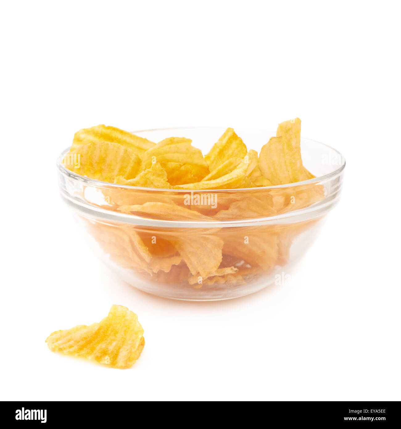 Mehreren Kartoffelchips in eine Glasschüssel Stockfoto