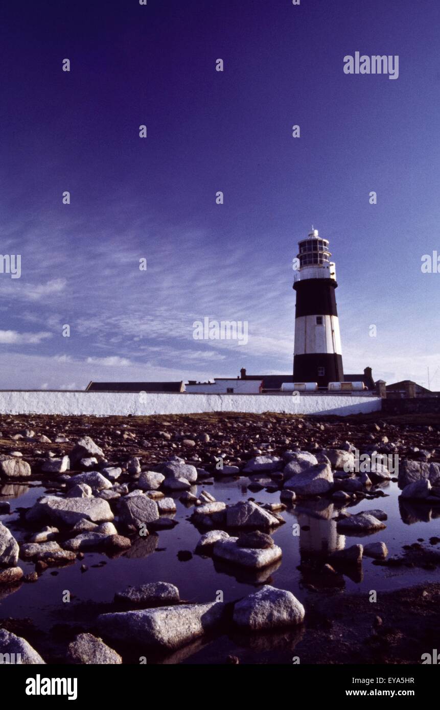 Tory Island, County Donegal, Irland; Leuchtturm am felsigen Ufer Stockfoto