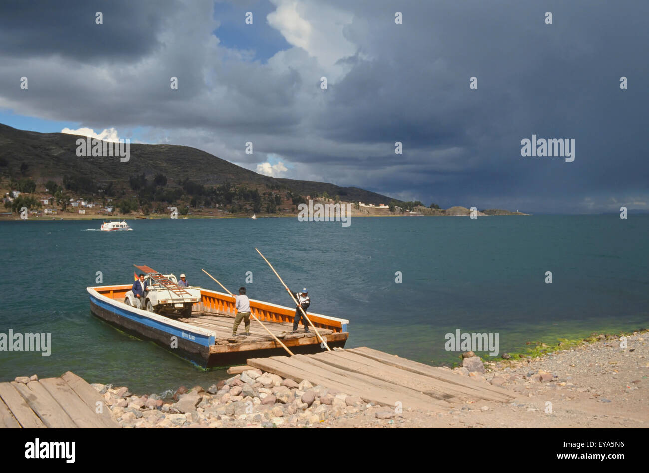 Zwei Männer schieben Fähre Stockfoto