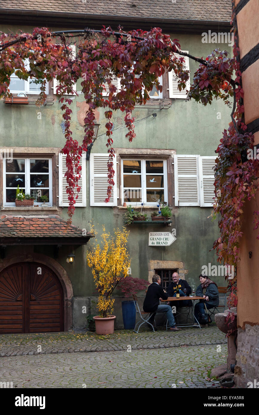 Tuerkheim, Frankreich, Menschen in einem kleinen Straßencafé in einer Gasse Stockfoto