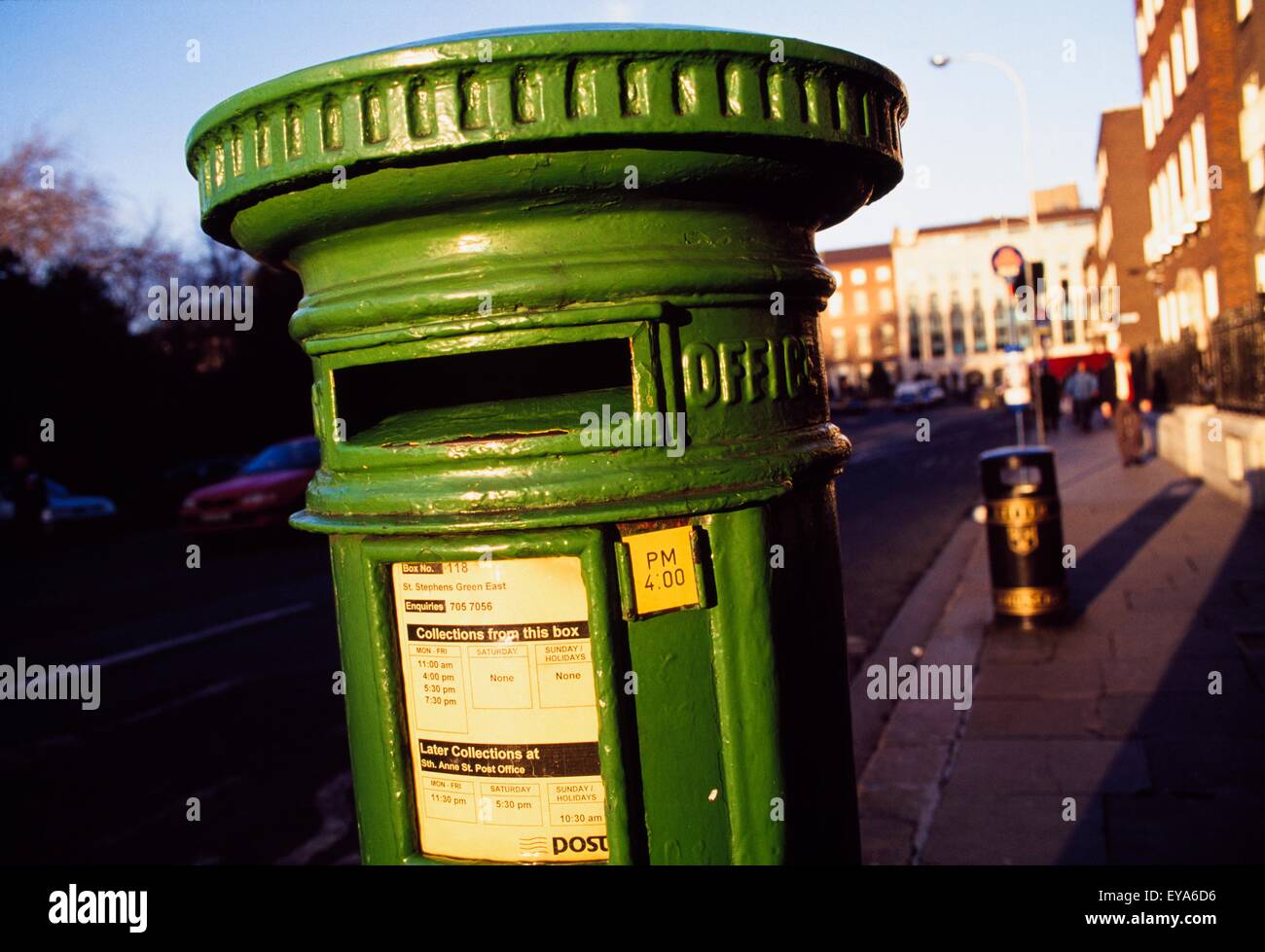 St. Stephens Green, Dublin City, Irland; Grünen Briefkasten gegen Straßenbild Stockfoto