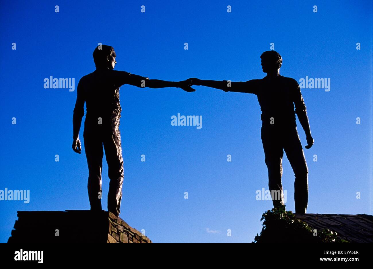 Denkmal für Frieden, Hände über die Kluft, Derry, County Derry, Nordirland Stockfoto