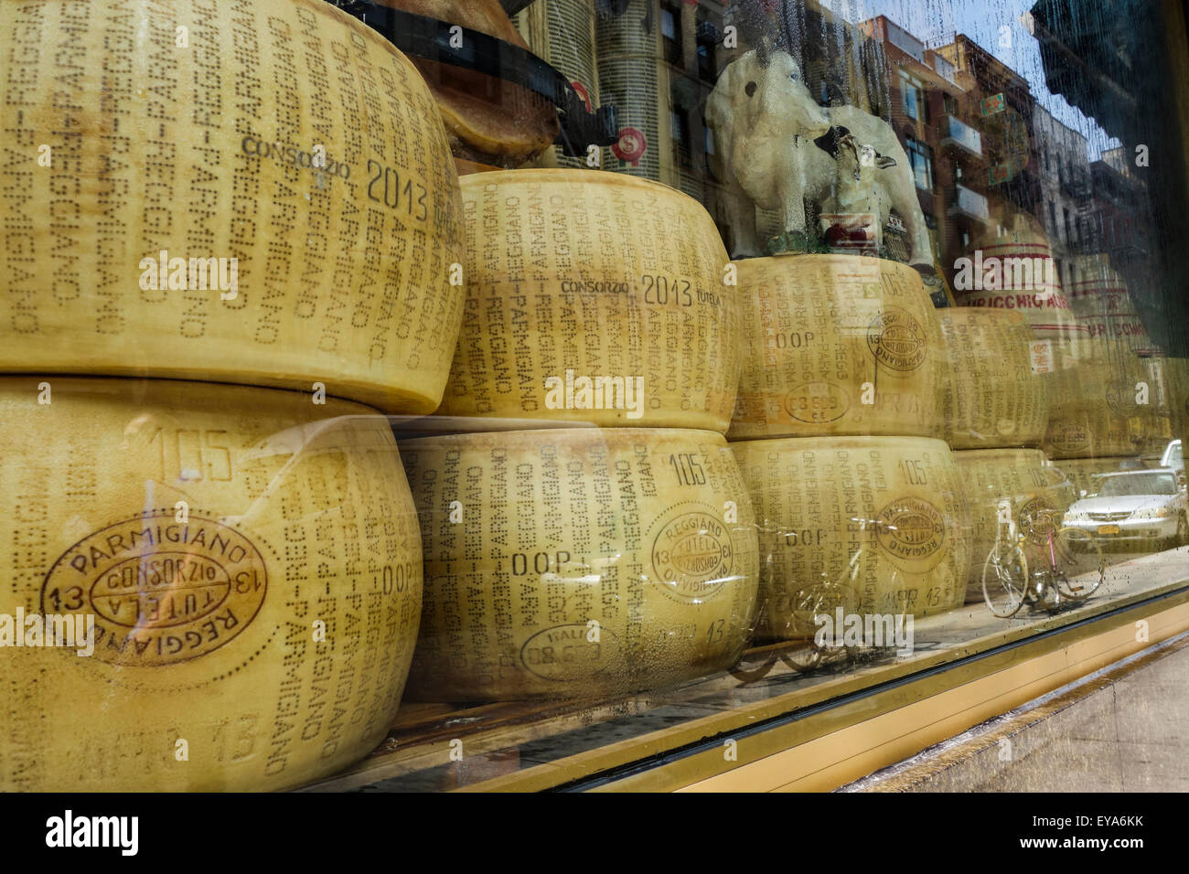 Parmesan Cheese Wheels auf der Ausstellung, Di Palo's, Grand Street in Little Italy, New York City, Manhattan, USA Stockfoto