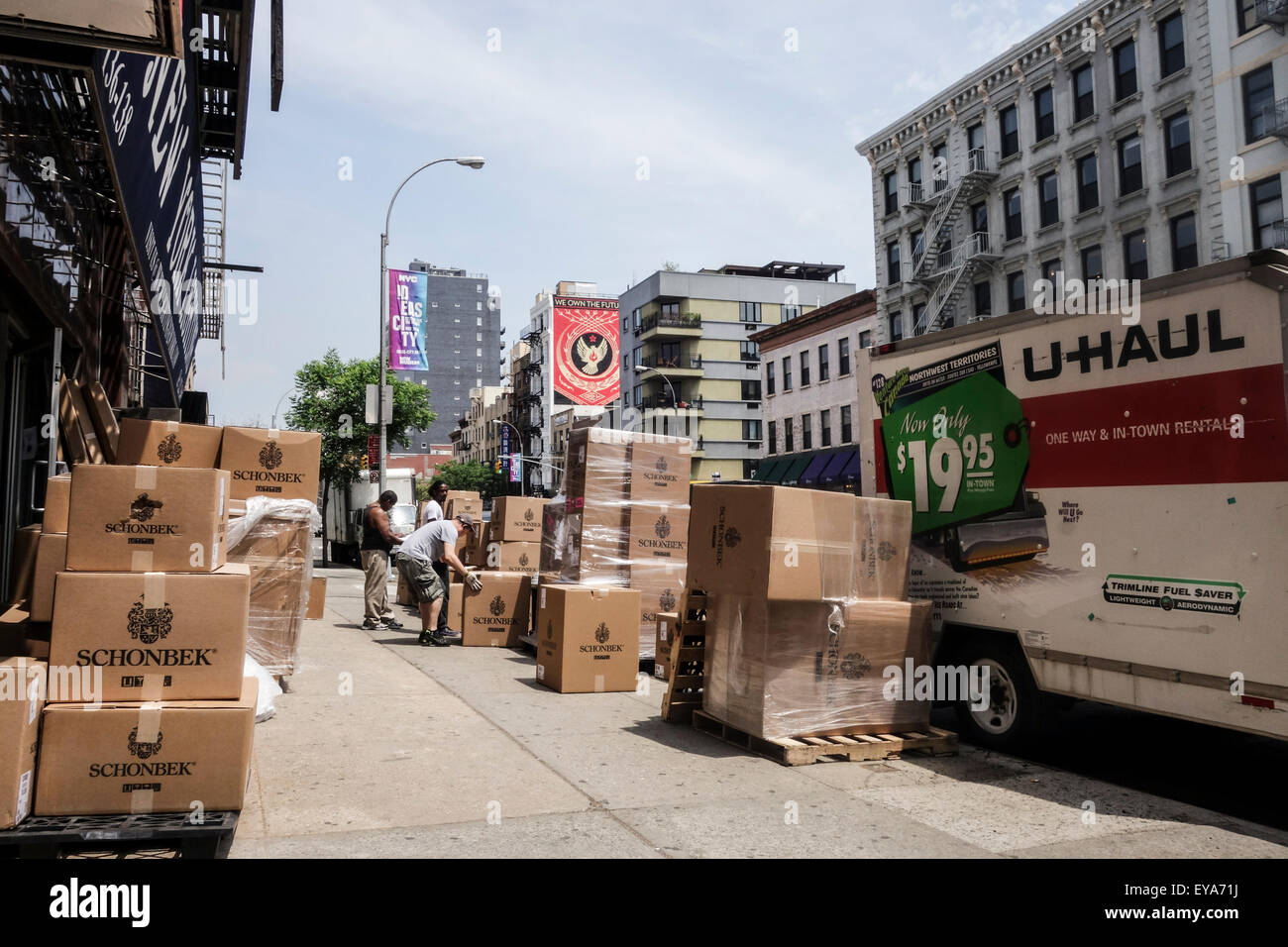 Lieferwagen, Arbeiter Entladen der Ware, Boxen auf Bürgersteig, Bowery Street, Chinatown, New York City, Manhattan, USA. Stockfoto