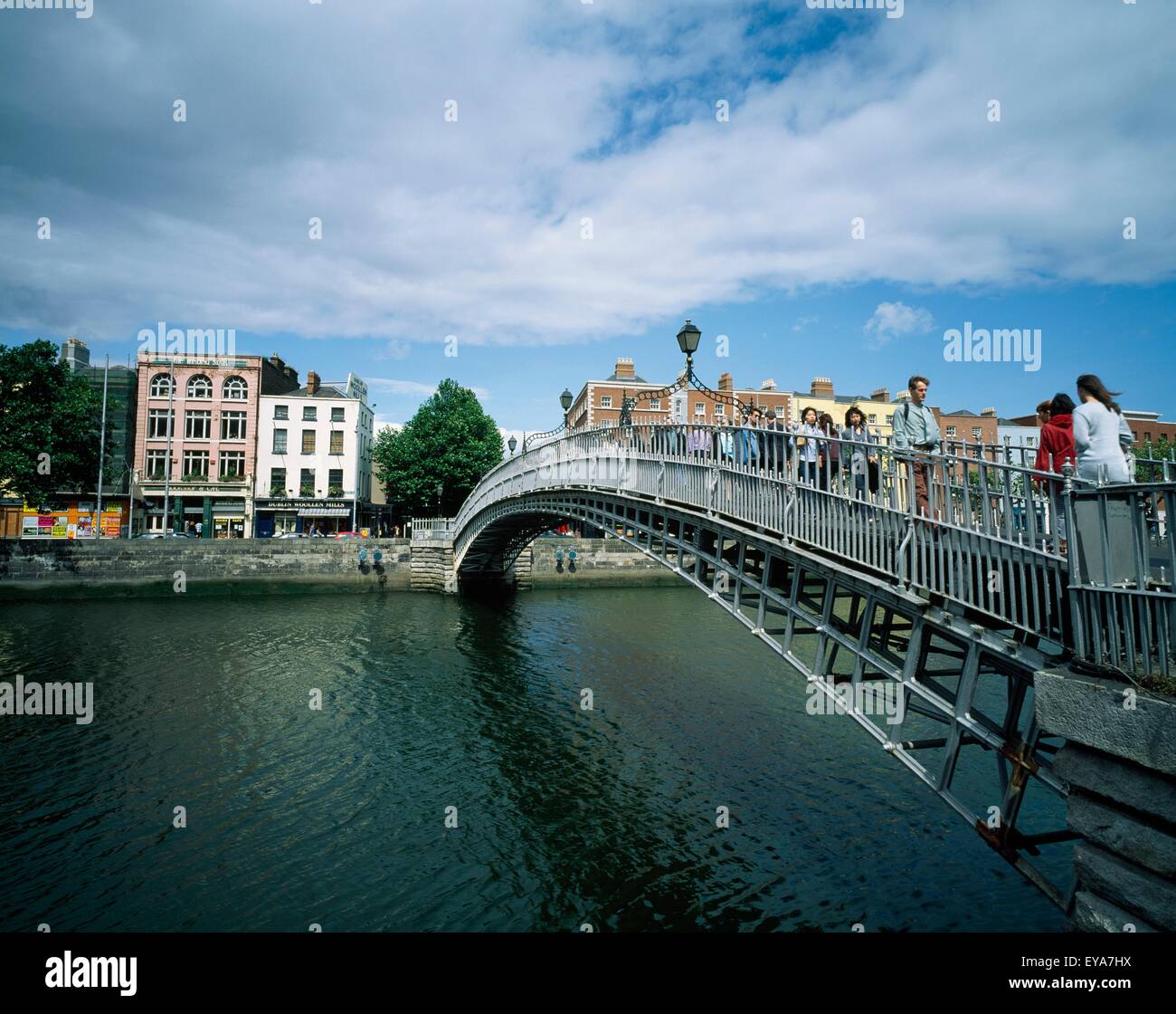 Dublin, Co. Dublin, Irland; Blick auf die Ha'penny-Brücke Stockfoto