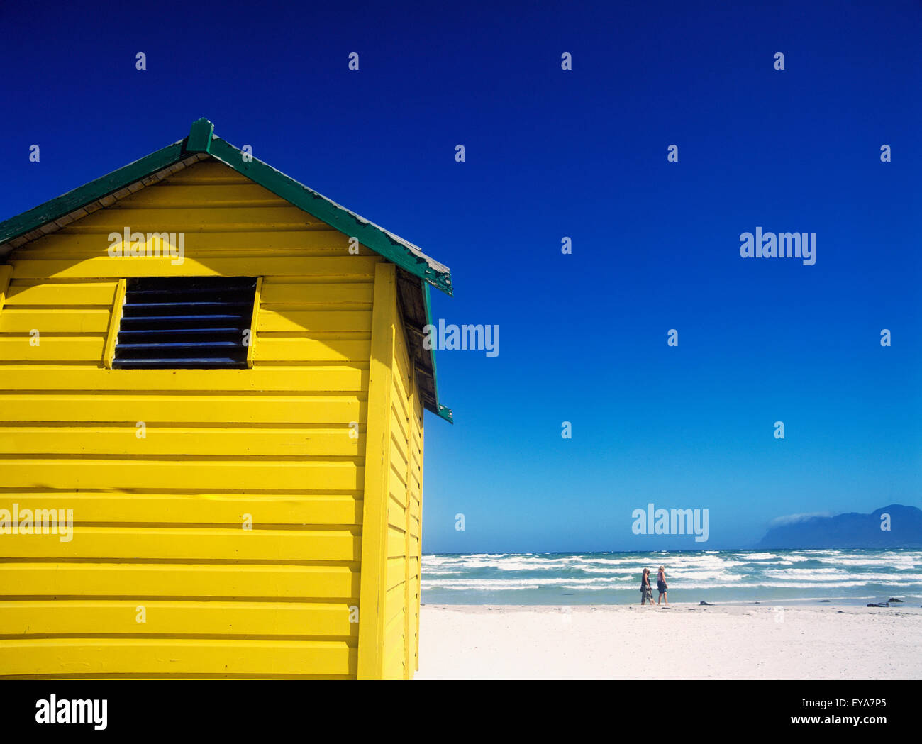 Yellow Beach Hut, Muizenberg Beach, Kapstadt, Südafrika. Stockfoto
